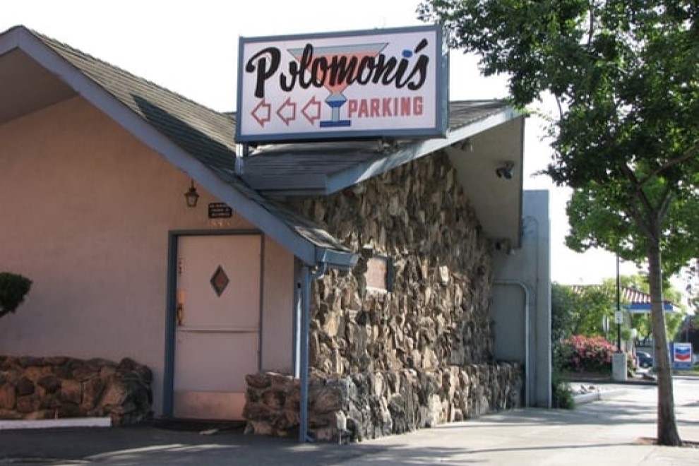 Polomoni's Bar and Lounge